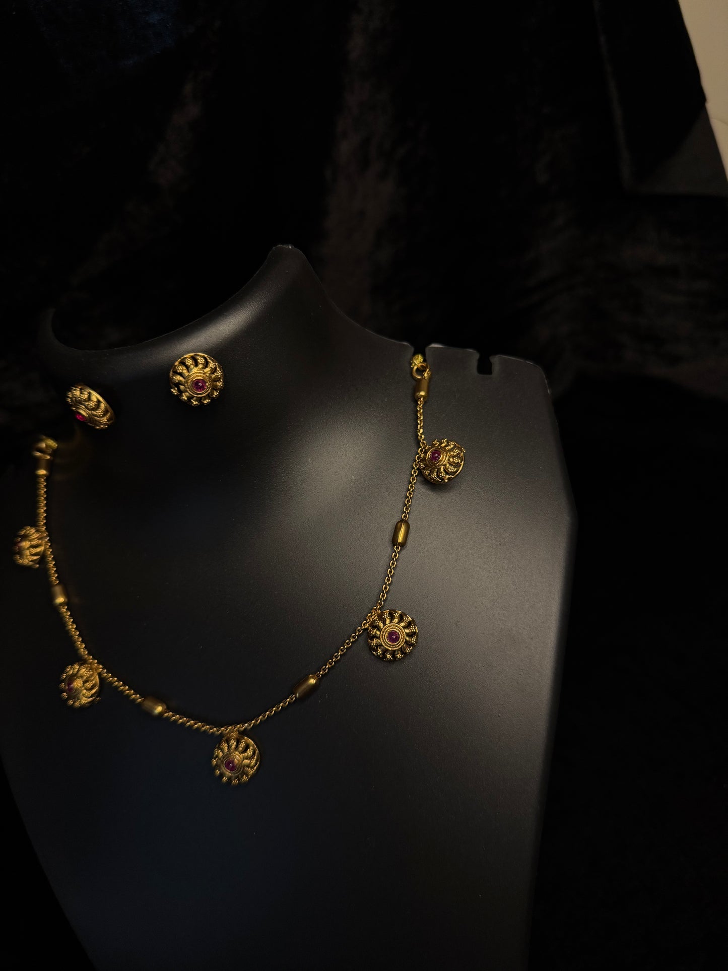 Circle pendent necklace