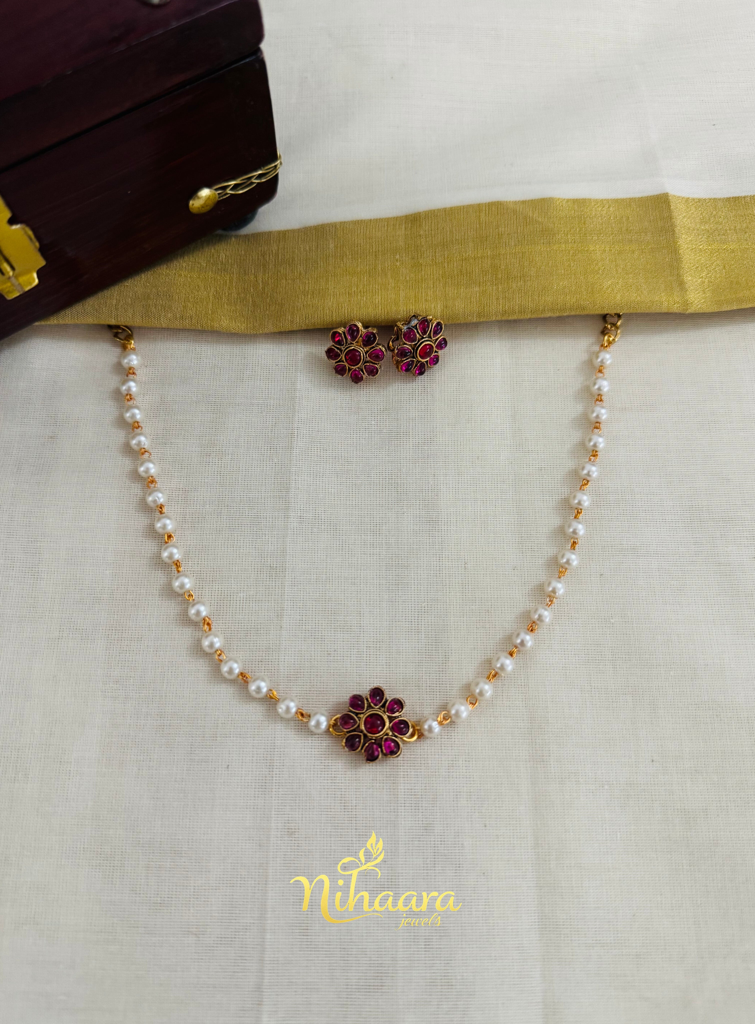 Single pendent flower necklace