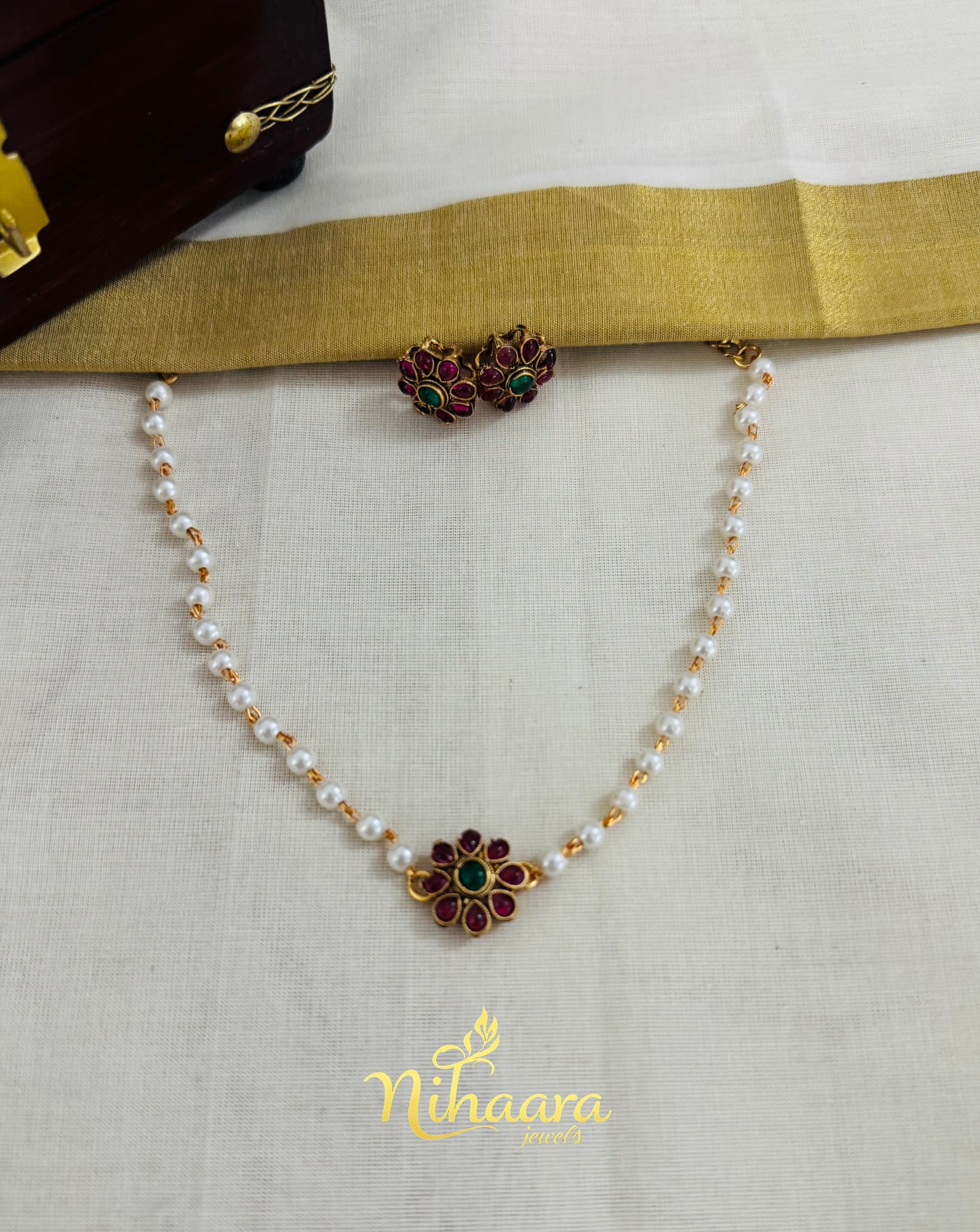 Single pendent flower necklace