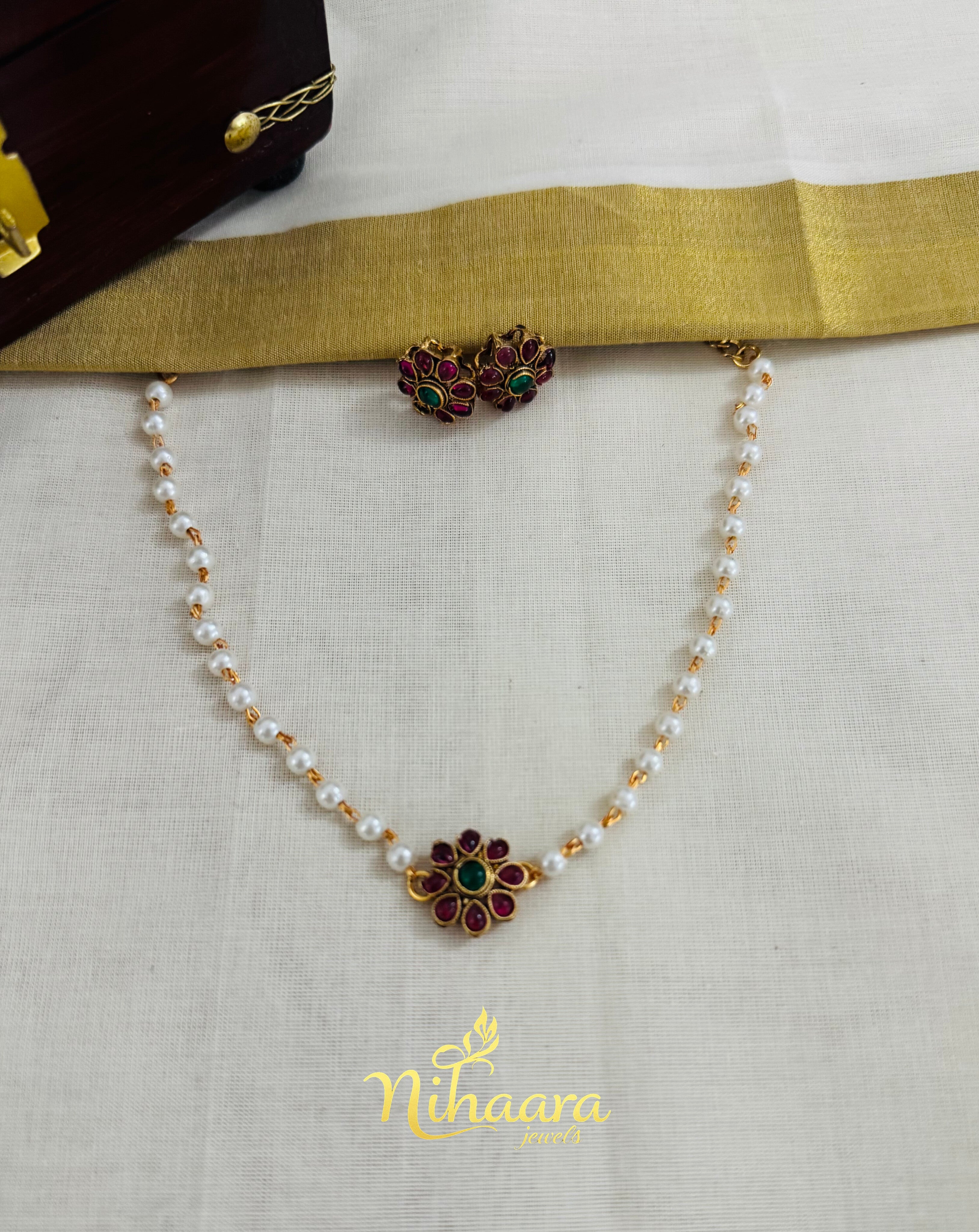 Single pendent flower necklace